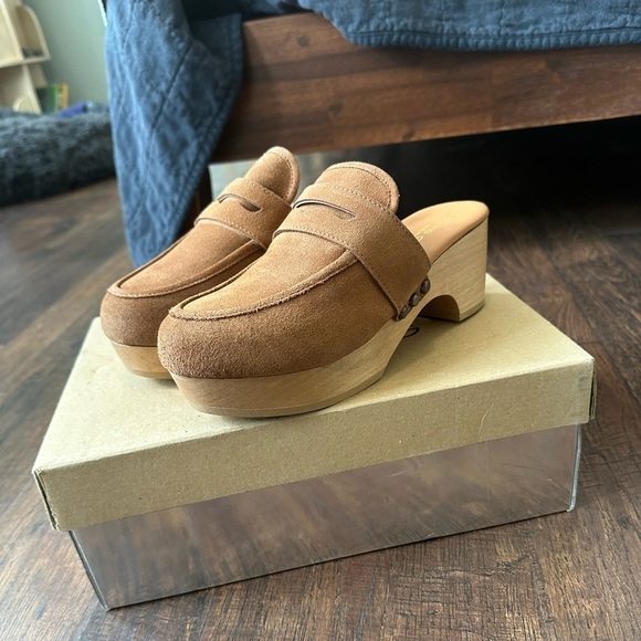 Andre Assous | Soraya Suede Clogs - Picture 3 of 6